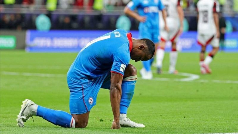 La reacción del defensa colombiano del Cruz Azul, Willer Ditta, refleja el tropiezo del cuadro mexicano frente al Flamengo de Brasil.