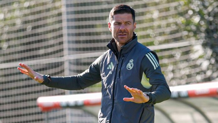 El técnico del Real Madrid, Xabi Alonso, pide calma a los aficionados del cuadro blanco.