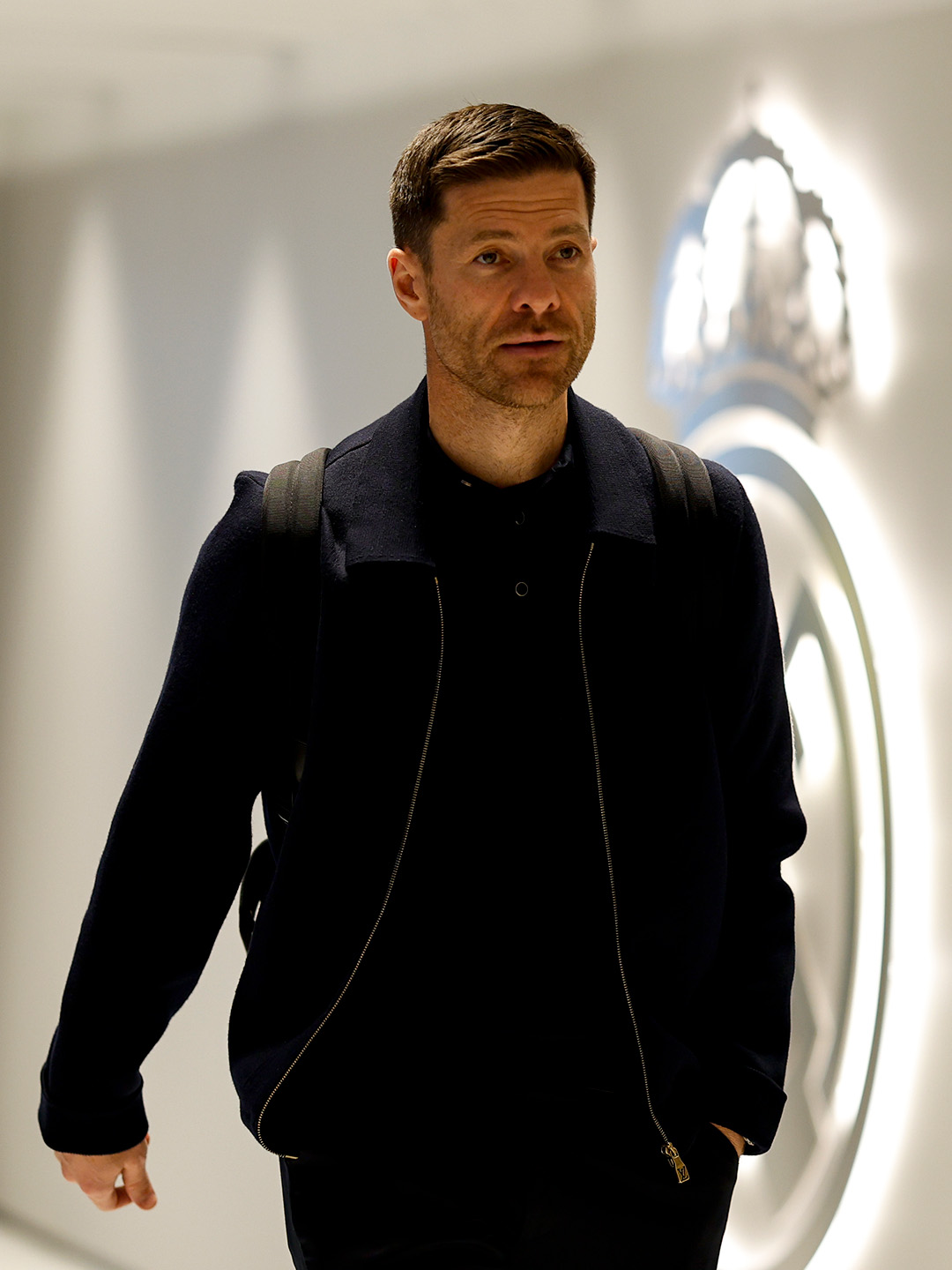 El técnico Xabi Alonso ya está aprendiendo a convivir con la presión que realizan de afuera del Real Madrid.