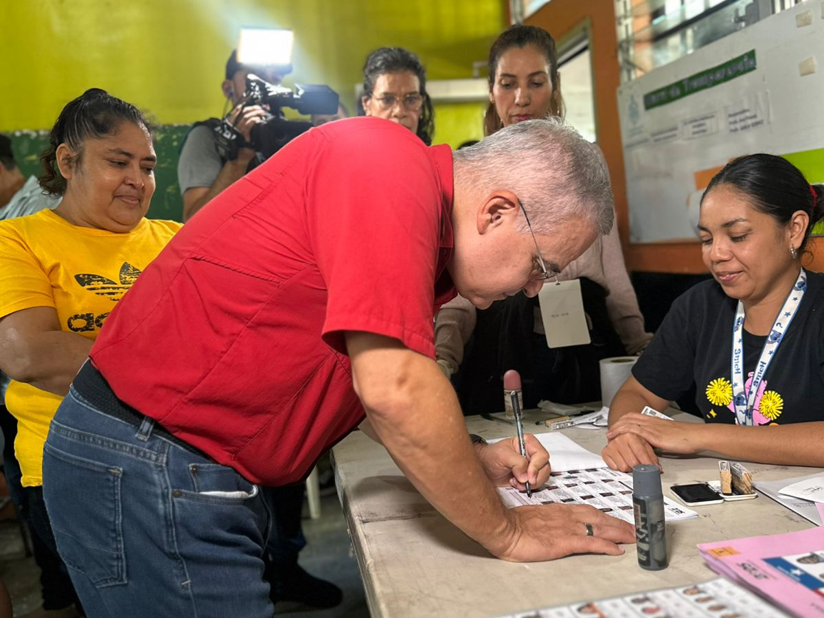 Yani Rosenthal ejerciendo el voto en las elecciones generales 2025.