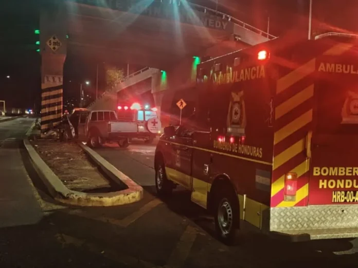 Hombre pierde la vida tras impactar en puente desnivel