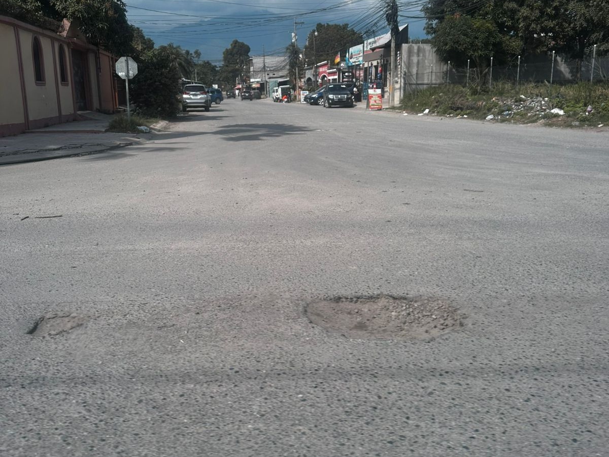 En la intersección de la 7 calle, 22 avenida hay otro bache.