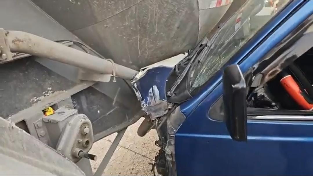 Bus choca con rastra cerca de la Gran Central Metropolitana SPS