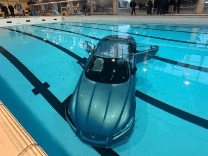 Conductora choca en cristal y cae en alberca con bañistas dentro