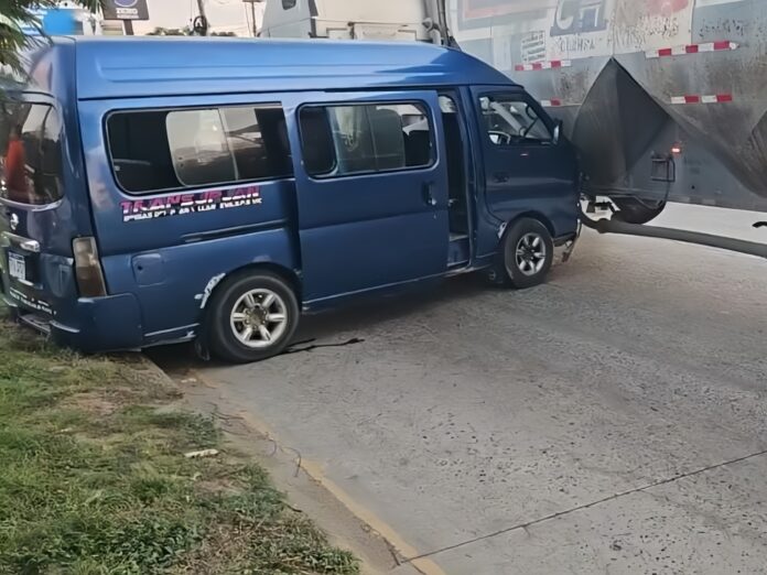 Bus choca con rastra cerca de la Gran Central Metropolitana SPS