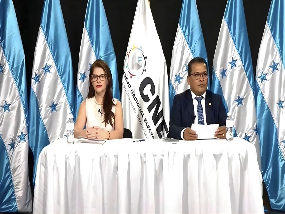 Los consejeros Suplentes Carlos Cardona y Karen Patricia Rodríguez durante una conferencia de prensa. Foto: cortesía.