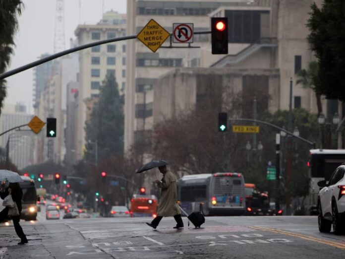Más de 20.000 evacuados mientras regresan lluvias intensas al noroeste de EE. UU.