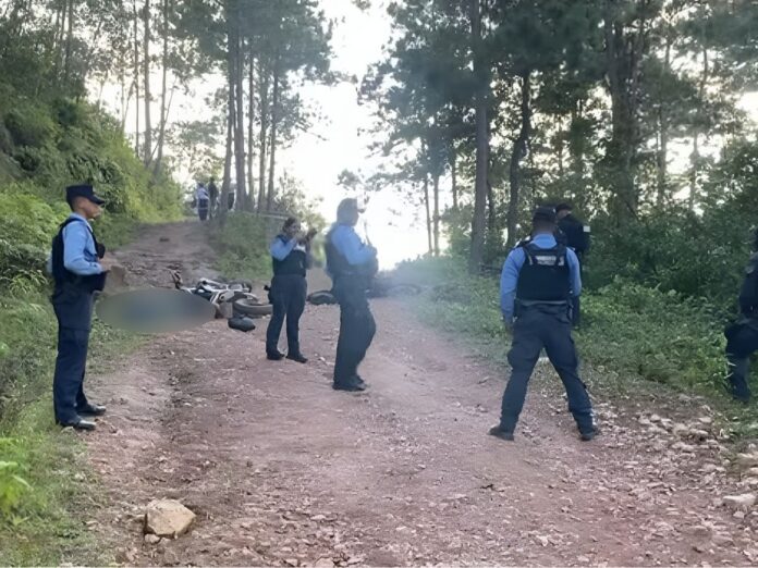 Los cuerpos quedaron tendidos en una calle de tierra. Imagen de cortesía.