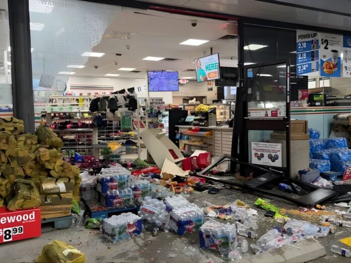 roban-cajero-en-tienda-texas