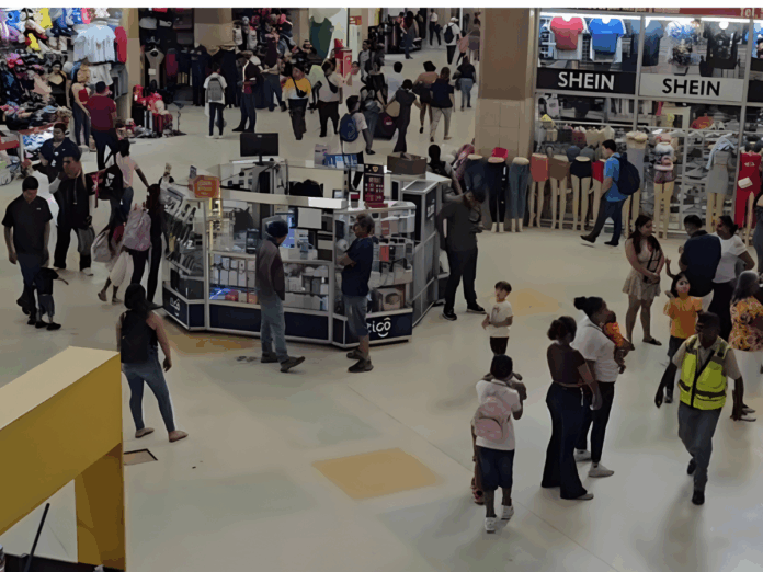 Abarrotadas de pasajeros se encuentran terminales de buses