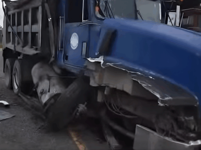 Conductores de una volqueta y un bus protagonizaron aparatoso choque en El Progreso, Yoro