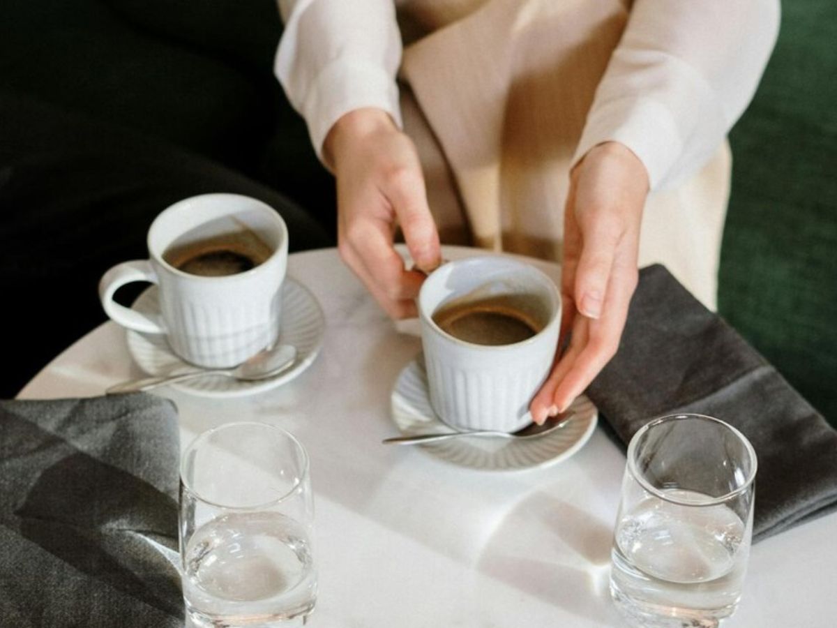 Tomar un vaso de agua antes del café: el hábito que mejora tu salud