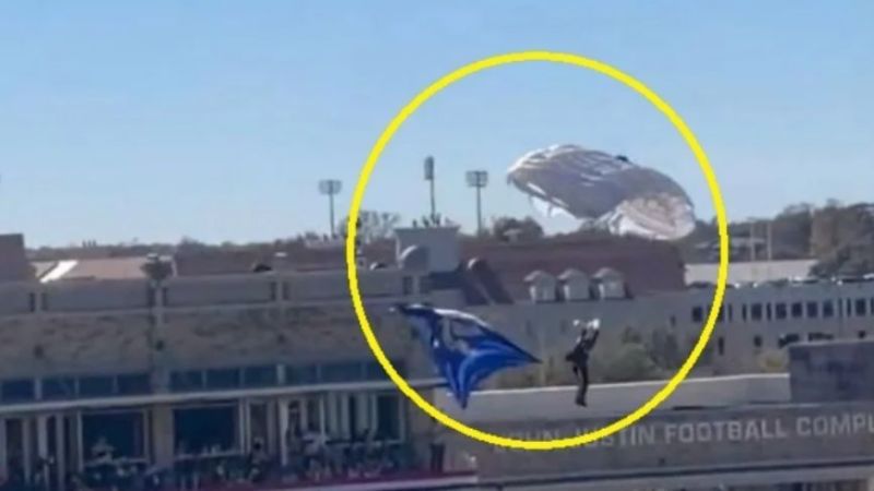 La caída del paracaidista en las gradas también provoco incertidumbre en el Amon G. Carter Stadium.