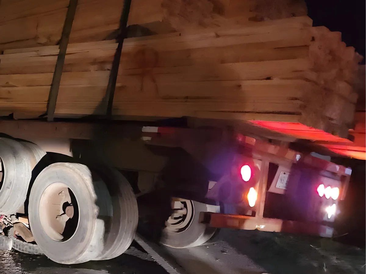 Motociclista muere en accidente con rastra cargada de madera en Honduras