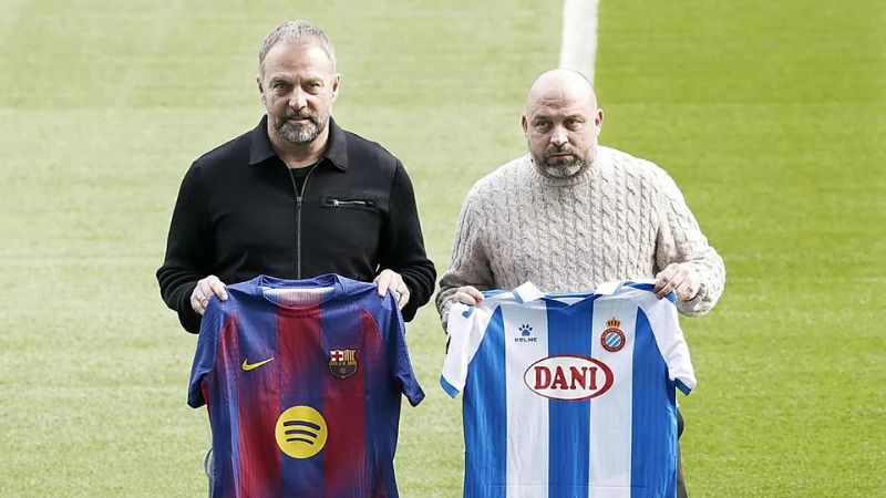 Hansi Flick, técnico del Barcelona, y Manolo González, entrenador del Espanyol, antes del derbi catalán.