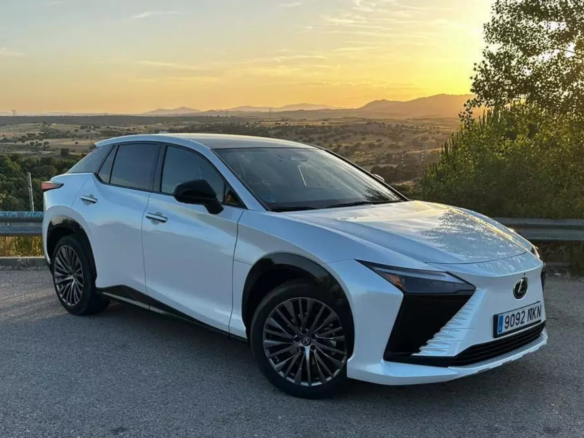 El Lexus RZ 500e se somete a prueba en autopista: así responde en viajes largos