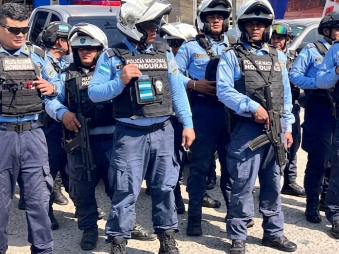 Un grupo de agentes de la Policía Nacional se reagrupa durante un operativo. Foto de referencia.